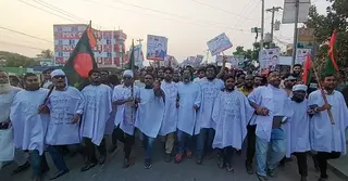 প্রার্থী পরিবর্তনের দাবিতে কাফনের কাপড় পরে রাস্তায় নেতাকর্মীরা